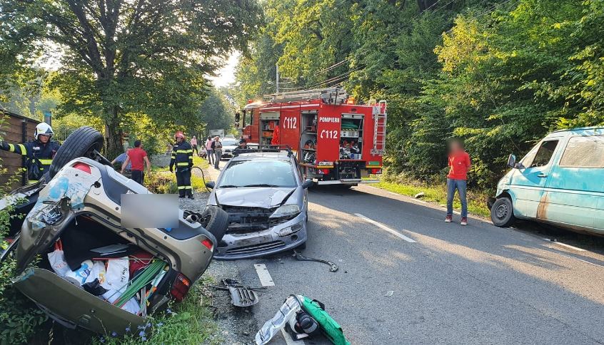 Accident între o dubă și două mașini