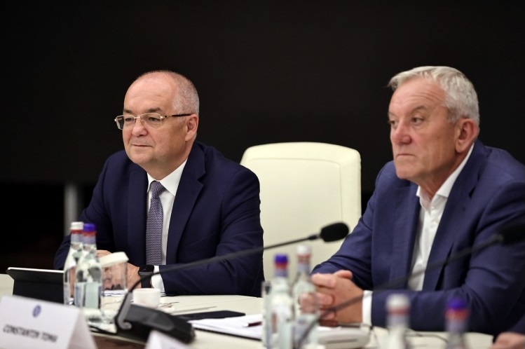 Emil Boc (stânga) și Constantin Toma (dreapta)