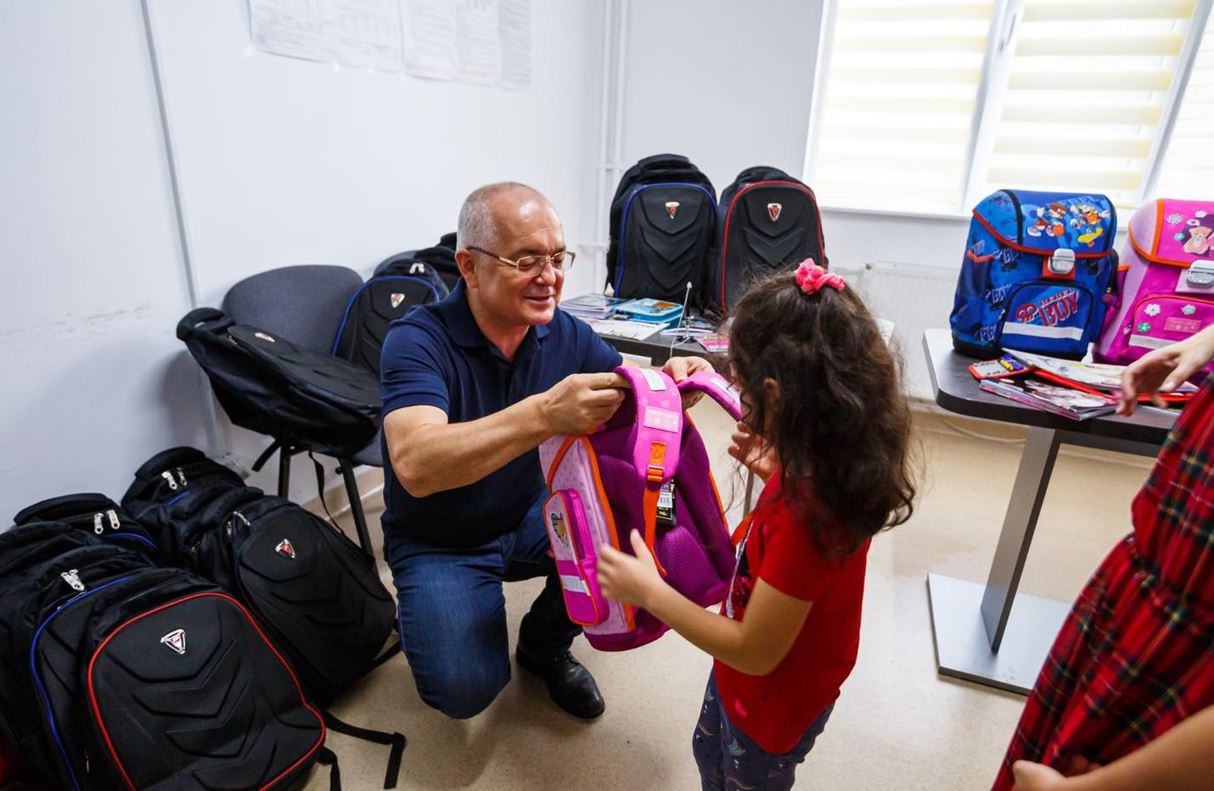 Ghiozdane și rechizite pentru 450 de copii din familii defavorizate