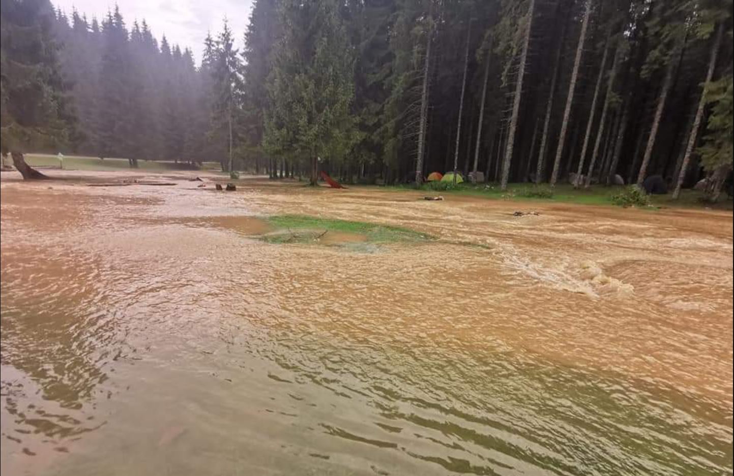 „Rupere de nori” în Apuseni. Inundații într-o zonă de campat din Poiana Glăvoi. FOTO: Salvamont Bihor