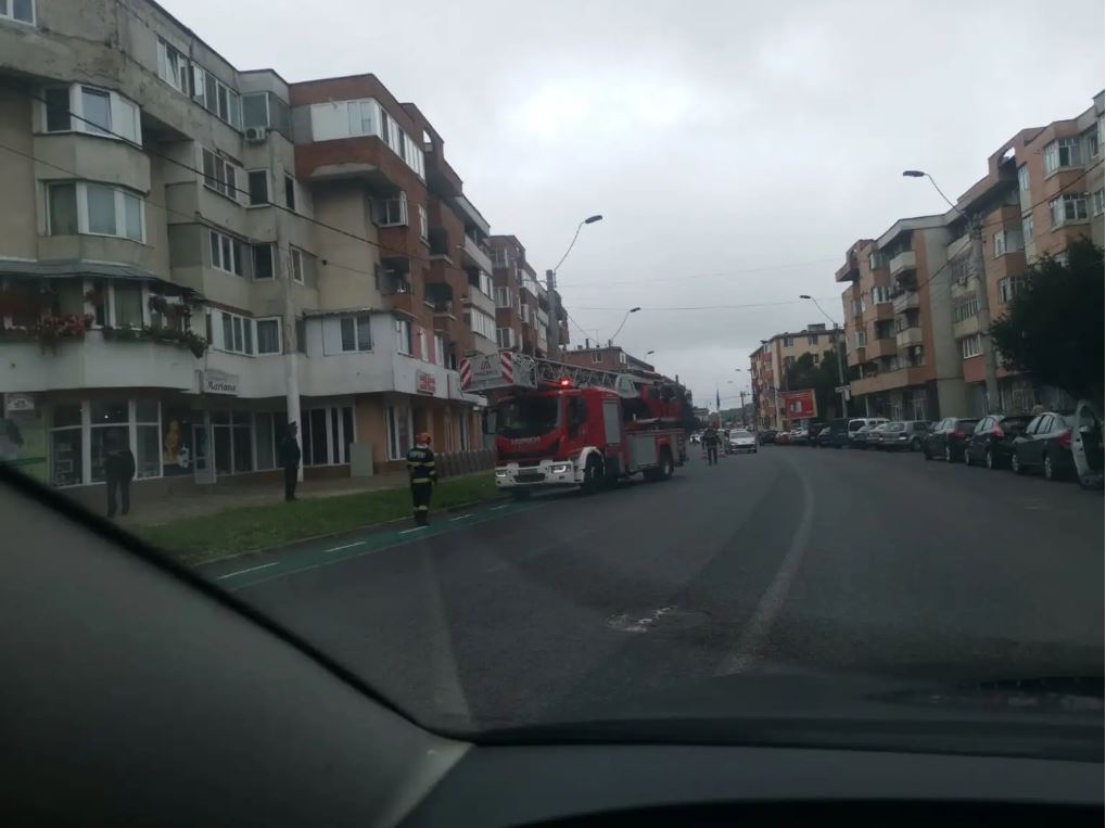 Cade tencuiala la un bloc din Turda. Pompierii intervin. FOTO: Turdanews