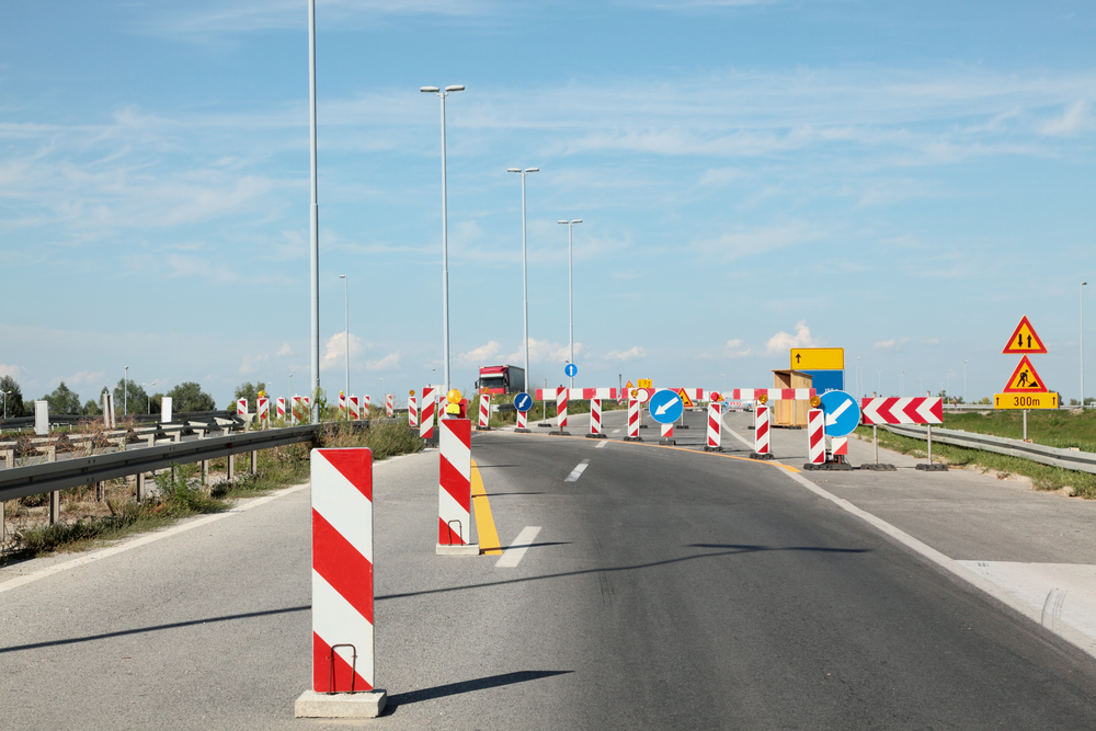 Mașini avariate pe A1 Sebeș – Sibiu din cauza unei gropi. Trafic restricționat pentru astuparea gropii. FOTO: Depositphotos.com