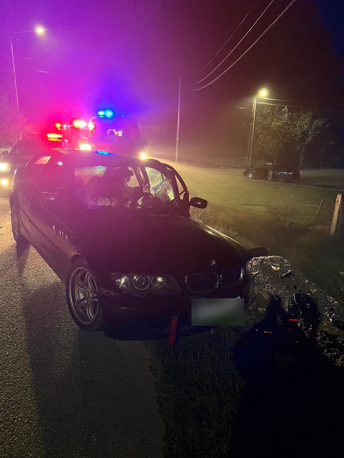 Accident în comuna Borșa. Un tânăr a intrat cu mașina într-un cap de pod. FOTO: ISU Cluj