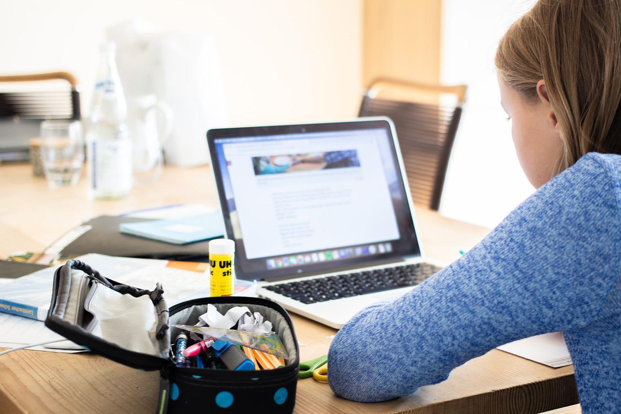 Fără precedent! Un oraș din Vaslui ia în considerare orele online ca să economisească bani la facturi. FOTO: Pixabay