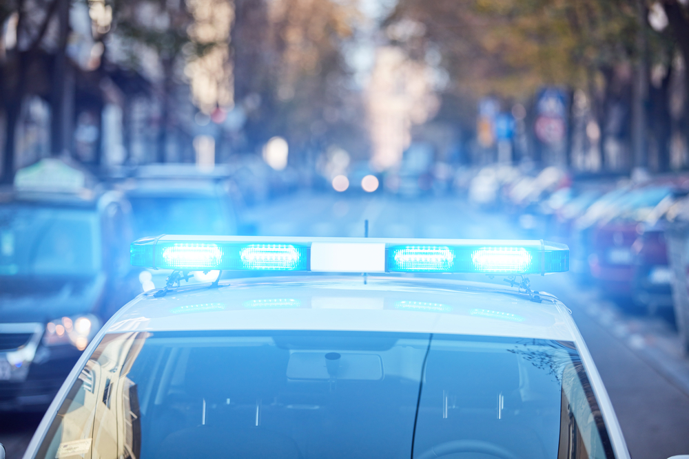 Un tânăr de 16 ani s-a răsturnat cu mașina în timp ce încerca să scape de poliție. FOTO: Depositphotos.com