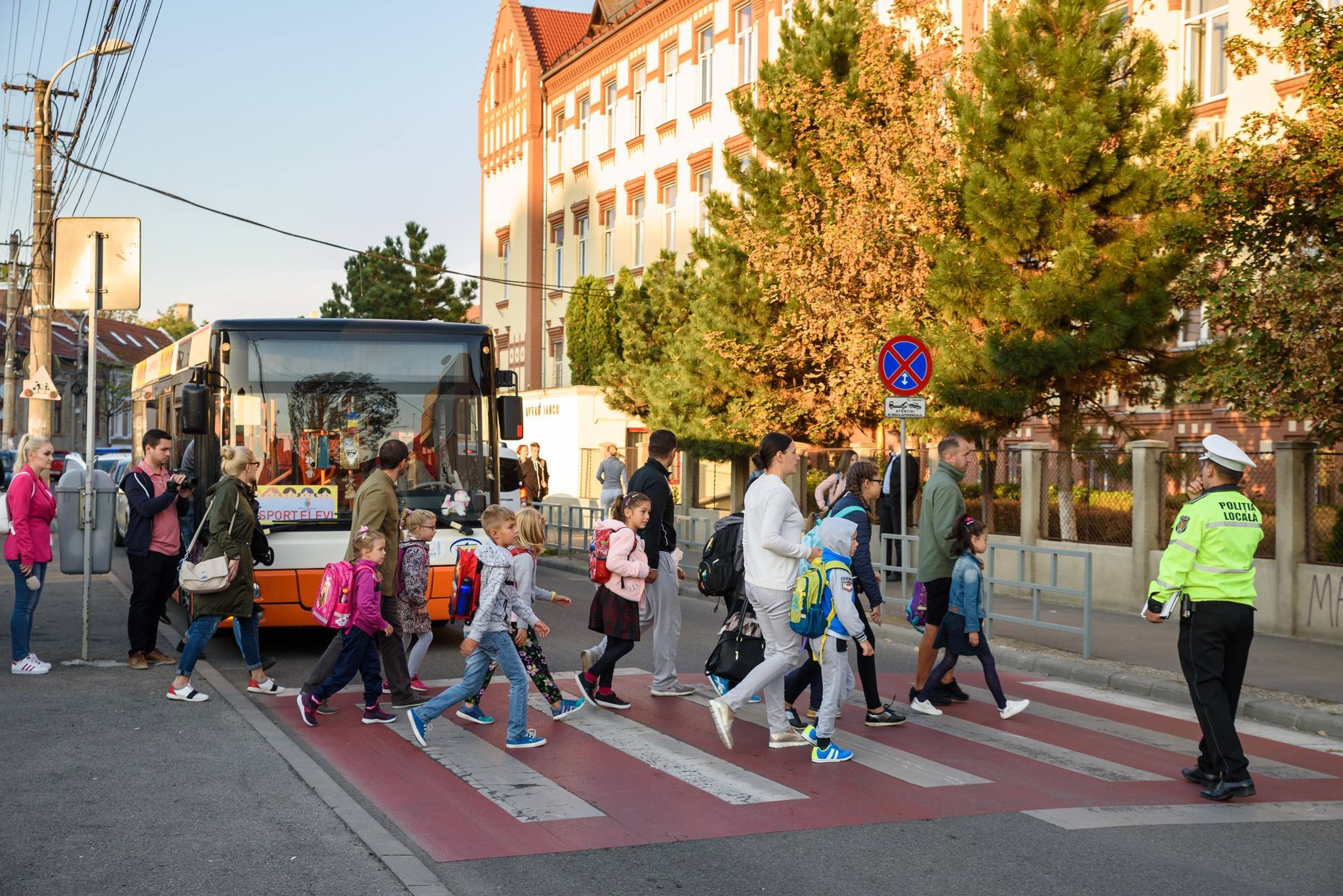 Elevi mergând la scoala cu autobuzele scolare. Sursă foto Facebook Emil Boc