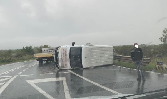 Microbuz răsturnat în Curba Morții