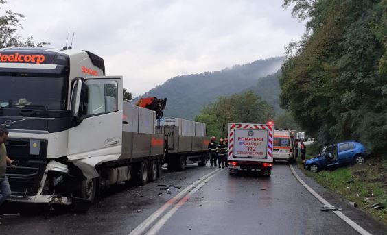 Accident între o mașină și un TIR în Morlaca