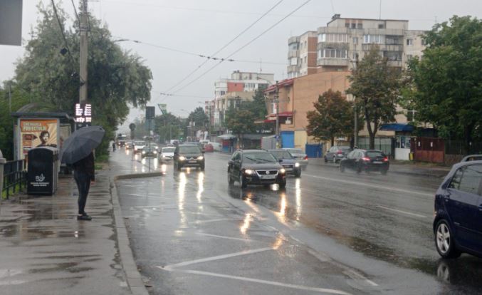 Cod galben de ploi torențiale și vijelii în 32 de județe din țară