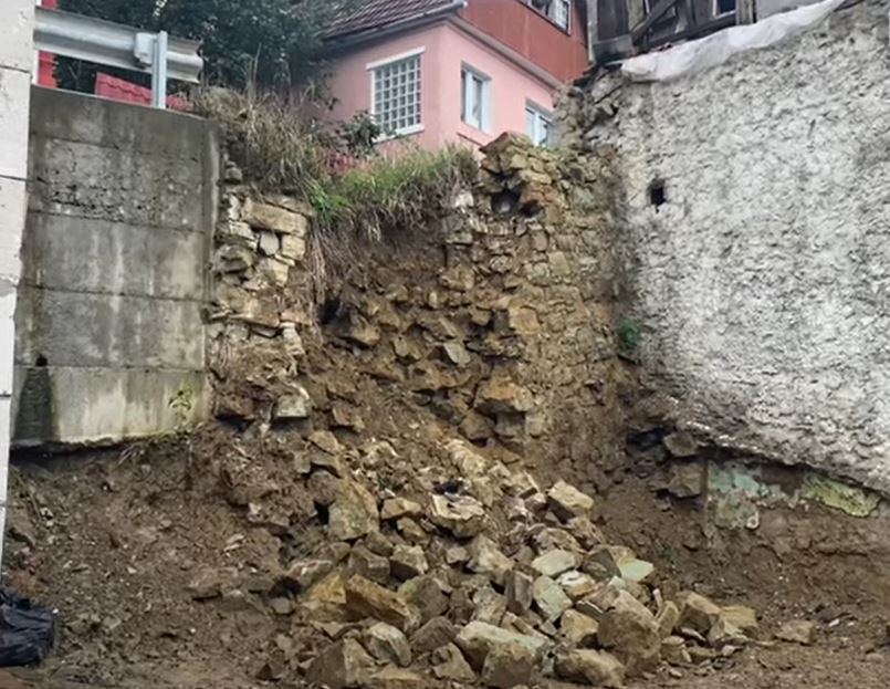 O bucată dintr-un zid de susținere a unui drum din Dej s-a probușit / Foto: dejeanul.ro