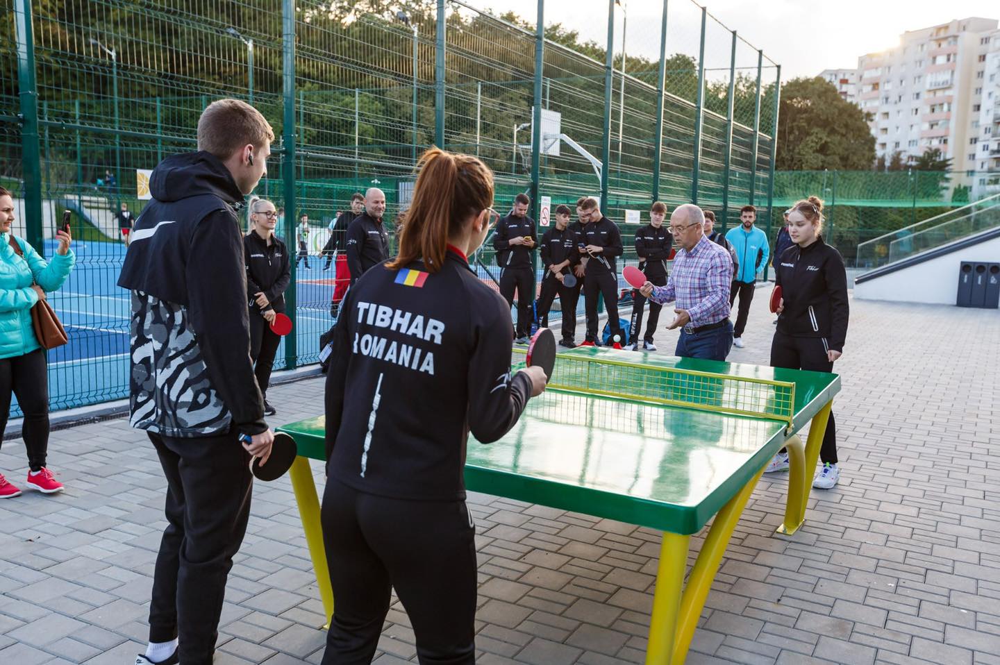 Componenții lotului național care vor lupta pentru medalii la Campionatul European U21 de la Cluj Napoca l-au învățat pe Emil Boc loviturile „de bază” din tenisul de masă/ Foto: Facebook - Emil Boc