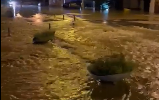 O stradă din cartierul Grigorescu din municipiul Cluj-Napoca a fost inundată în noaptea de miercuri spre joi