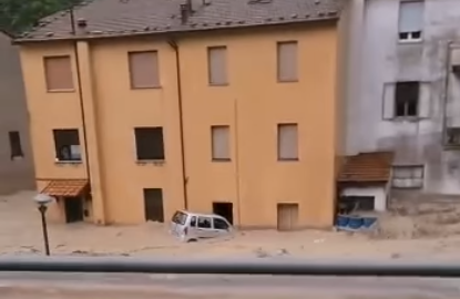 Cel puţin 10 persoane au murit în urma intemperiilor violente care au lovit în noaptea de joi spre vineri centrul Italiei/ Foto: captură video Tornado in Italia - Facebook