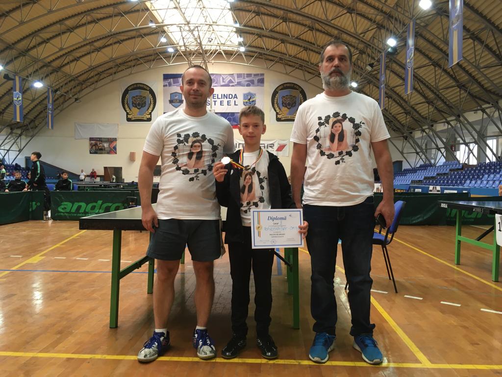 Micul campion împreună cu antrenorii