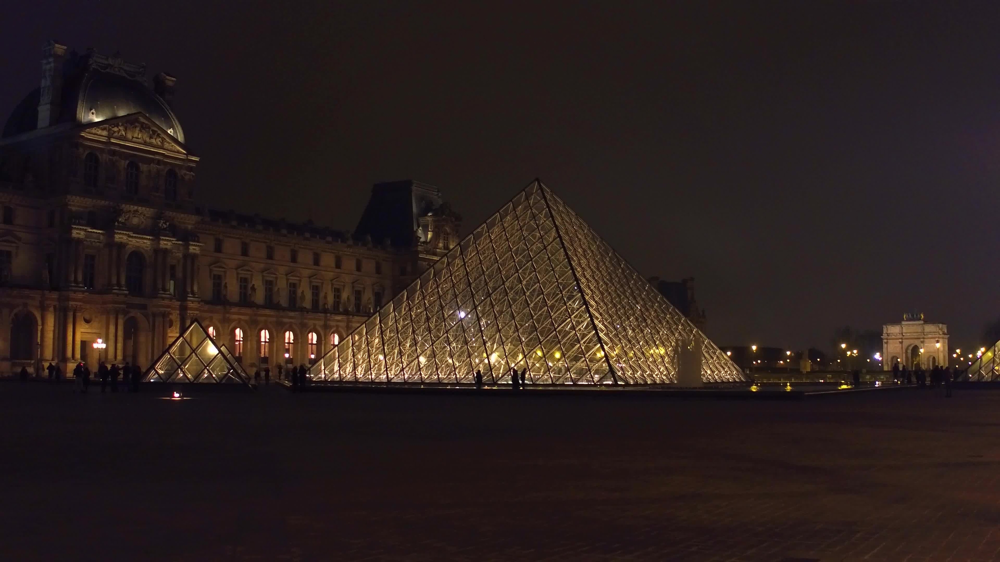 Palatele Versailles şi Luvru „dau stingerea” mai devreme