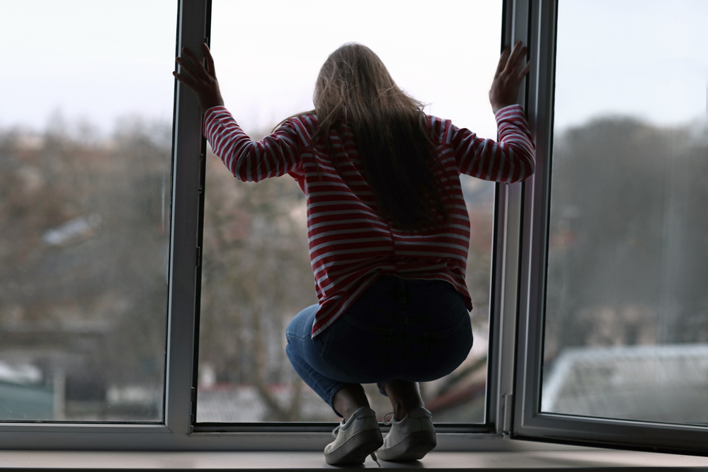 Tentativă de suicid în Câmpia Turzii. O femeie a amenințat că se aruncă de la etajul 4. FOTO: Depositphotos.com