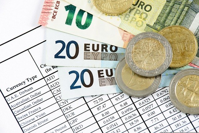 Un cuplu din Iași își va plăti ratele la bancă la un curs de peste două ori mai mic decât cel actual. Cum s-a întâmplat acest lucru?/ FOTO: pixabay.com