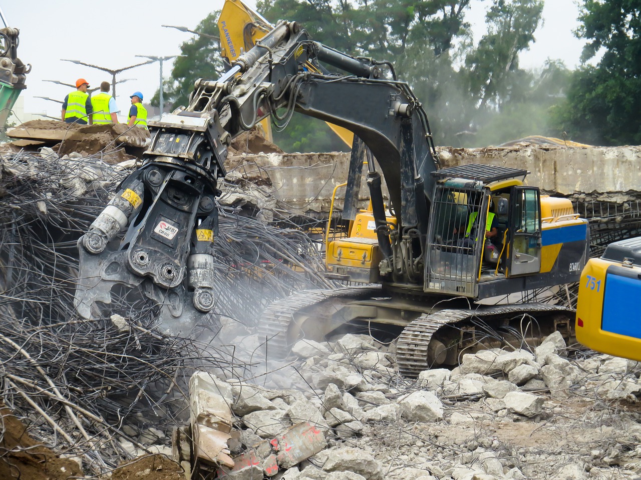Primăria caută o firmă care să desființeze construcțiile fără autorizație. FOTO: Pixabay