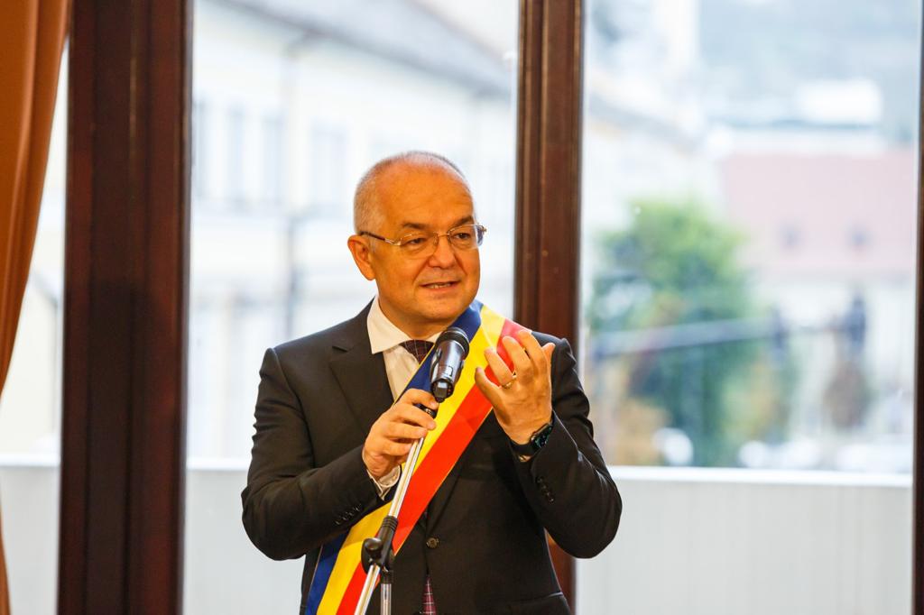 Boc este de părere că decizia Europei de „a se decupla de dependenţa” de gazul rusesc este o decizie „strategică corectă” / FOTO: Facebook - Emil Boc