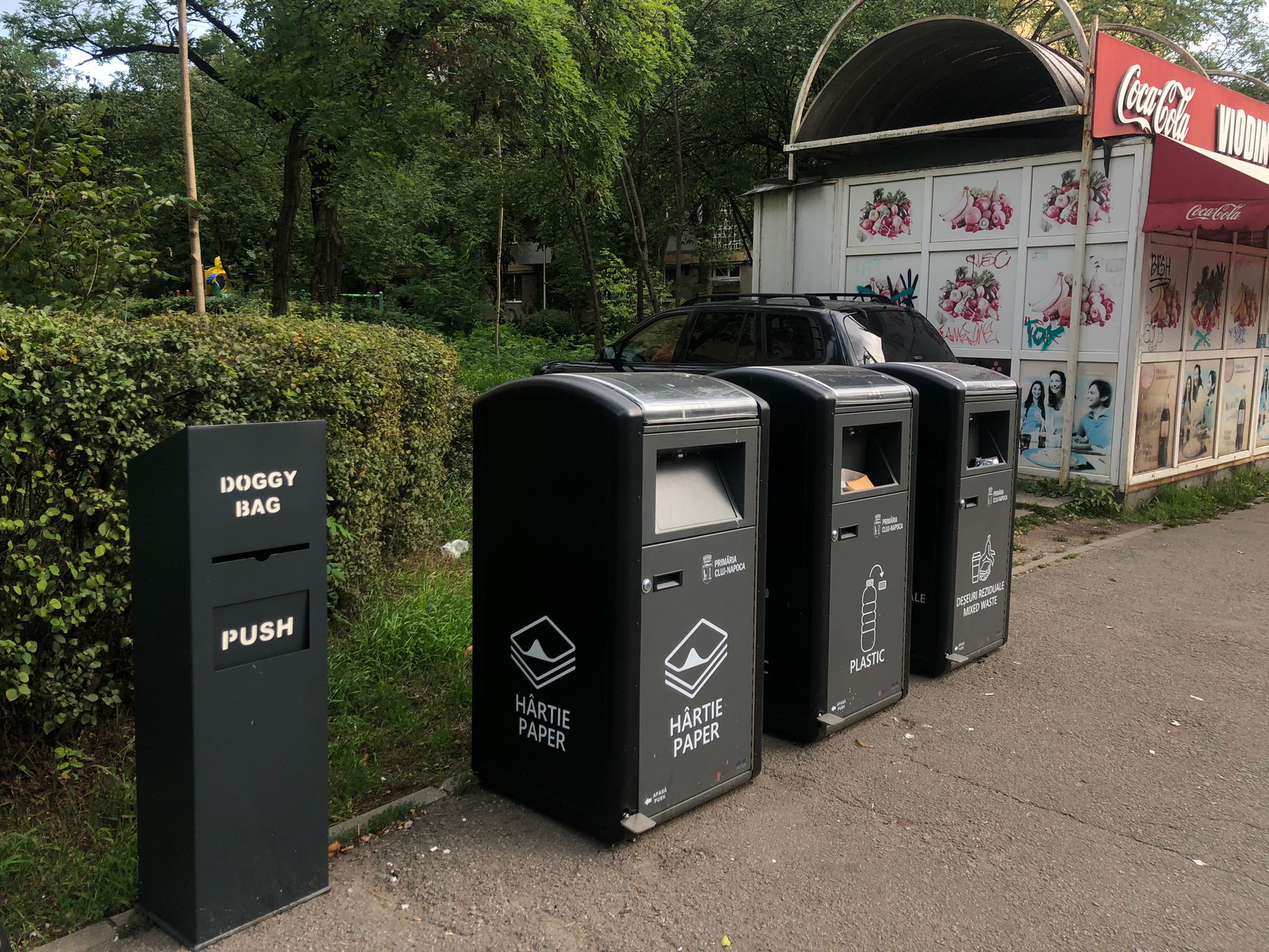 NORMALITATE. Au apărut dispensere cu pungi pentru câini