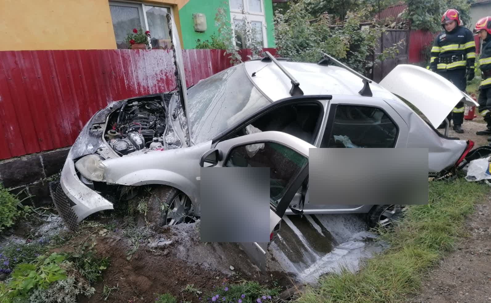 Motorul unei mașini a luat foc după ce a fost implicată într-un accident rutier/ Foto: ISU Cluj