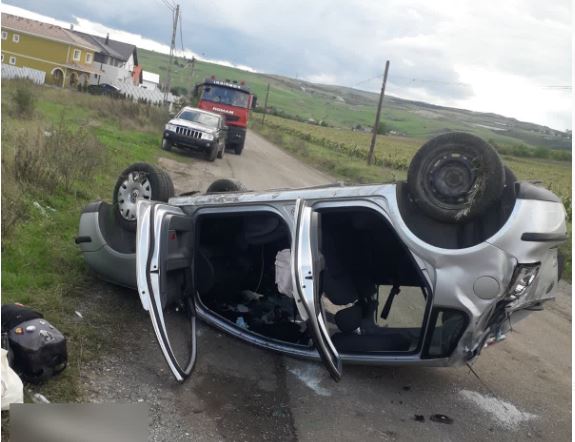 Un șofer s-a răsturnat cu mașina în Copăceni / Foto: ISU Cluj