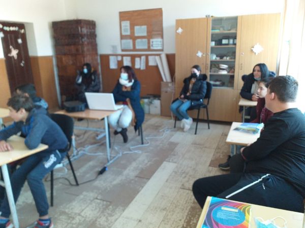 Elevii stau îmbrăcați în sălile de clasă. Sursă foto scoalacutca.ro
