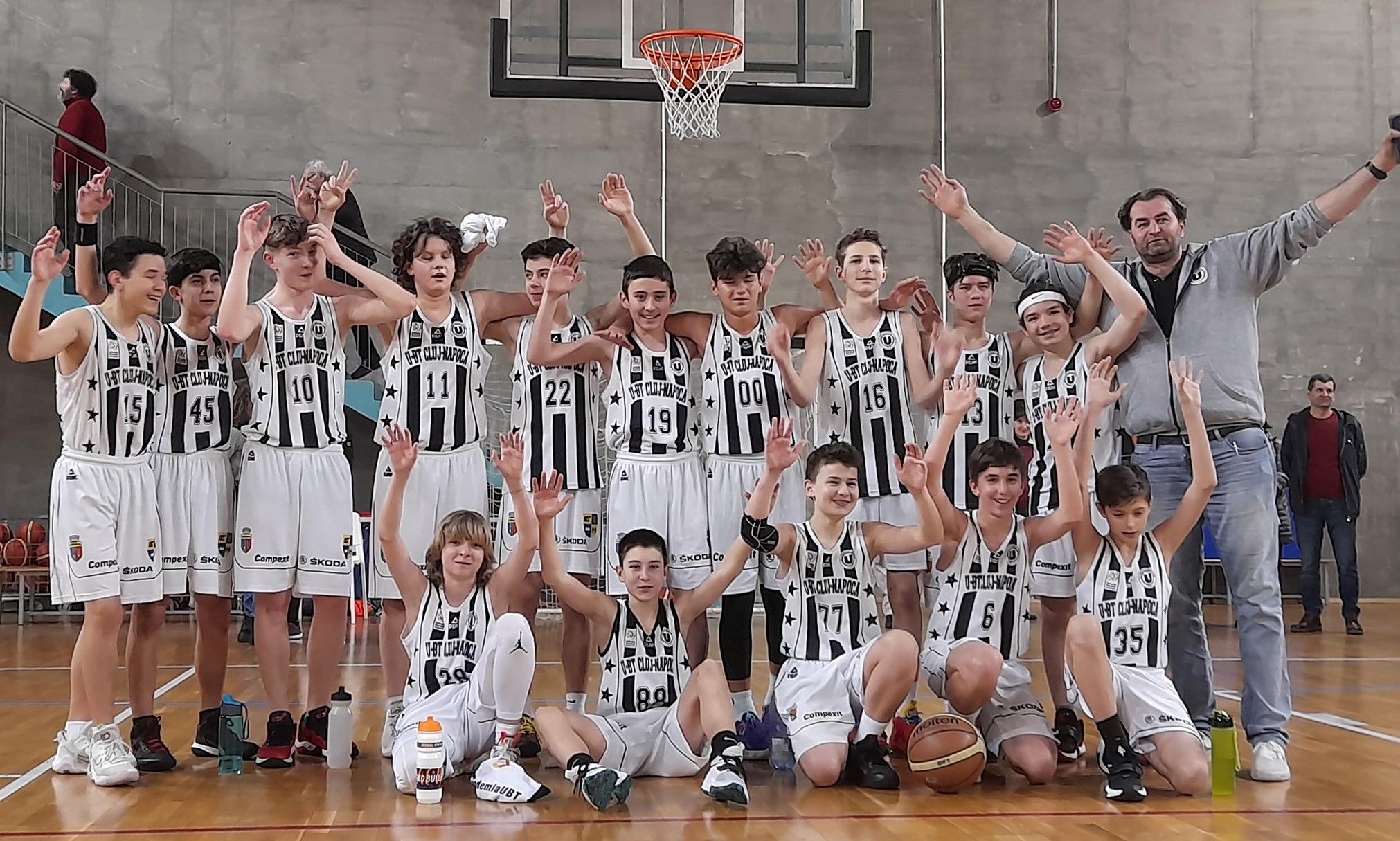 Juniorii de la U-BT Cluj U15 au obținut două victorii și o înfrângere în primele meciuri al acestui sezon la baschetul juvenil/ FOTO: Facebook - U-BT Cluj-Napoca