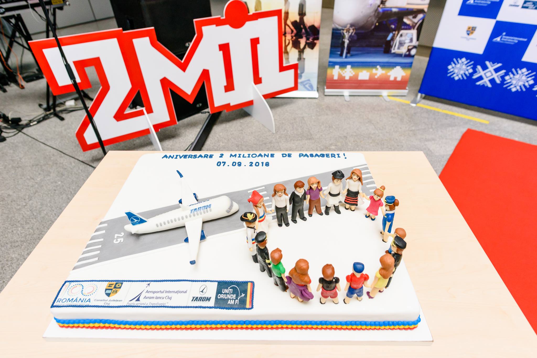 Tort aniversar pasager 2 milioane. Sursă foto Facebook Aeroportul Internațional Avram Iancu Cluj