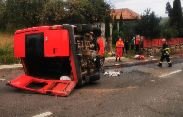 Autoutilitară răsturnată în Feleacu / Foto: ISU Cluj