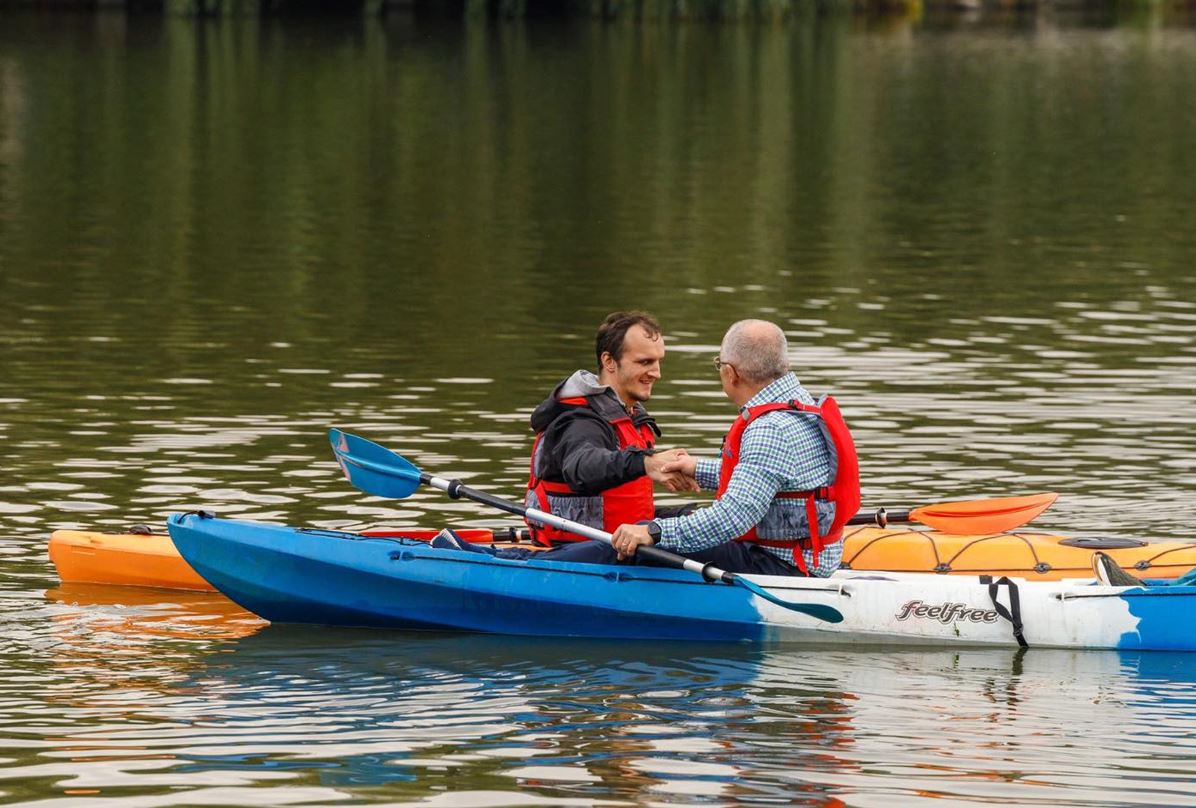 Nevăzătorii pot merge singuri cu caiacul pe lacul Gheorgheni și lacul Chios