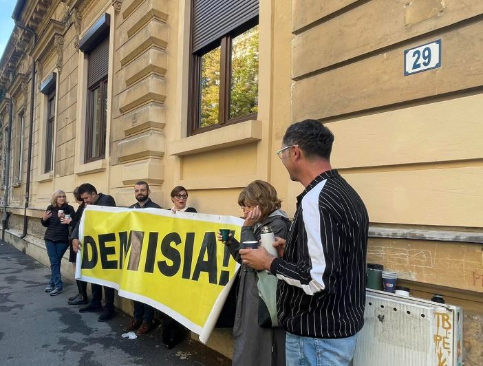 Proteste la Ministerul Educației față de plagiatul lui Sorin Cîmpeanu / Foto: Facebook - Marian Rădună