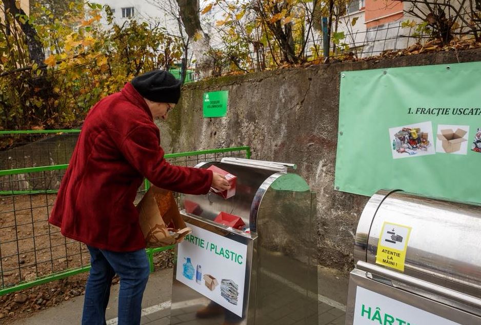 Doar 1-2% din gunoaie sunt aruncate corect la pubelele de la blocuri din Cluj-Napoca / Foto: Facebook - Emil Boc