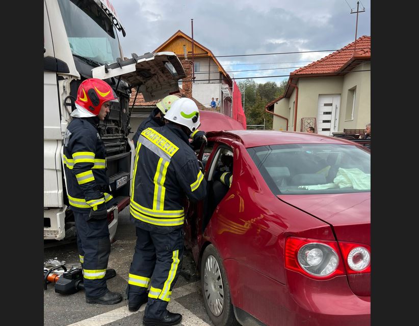 Un bărbat a rămas încarcerat în urma unui accident în Baciu / Foto: ISU Cluj