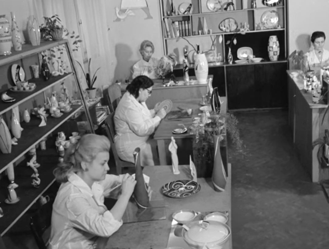 Imagini din fabrica de porțelan Iris din Cluj / Foto: captură ecran filmare - Centrul Național al Cinematografiei.