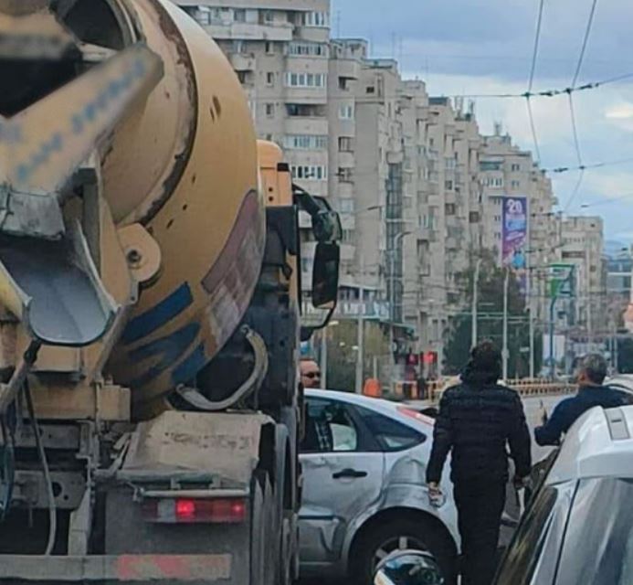 O betonieră a intrat în plin într-o mașină a unei școli de șoferi / Foto: Info Trafic jud. CLUJ