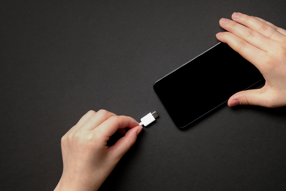 Încărcătorul comun pentru telefoanele mobile devine o realitate în 2024 / Foto: depositphotos.com