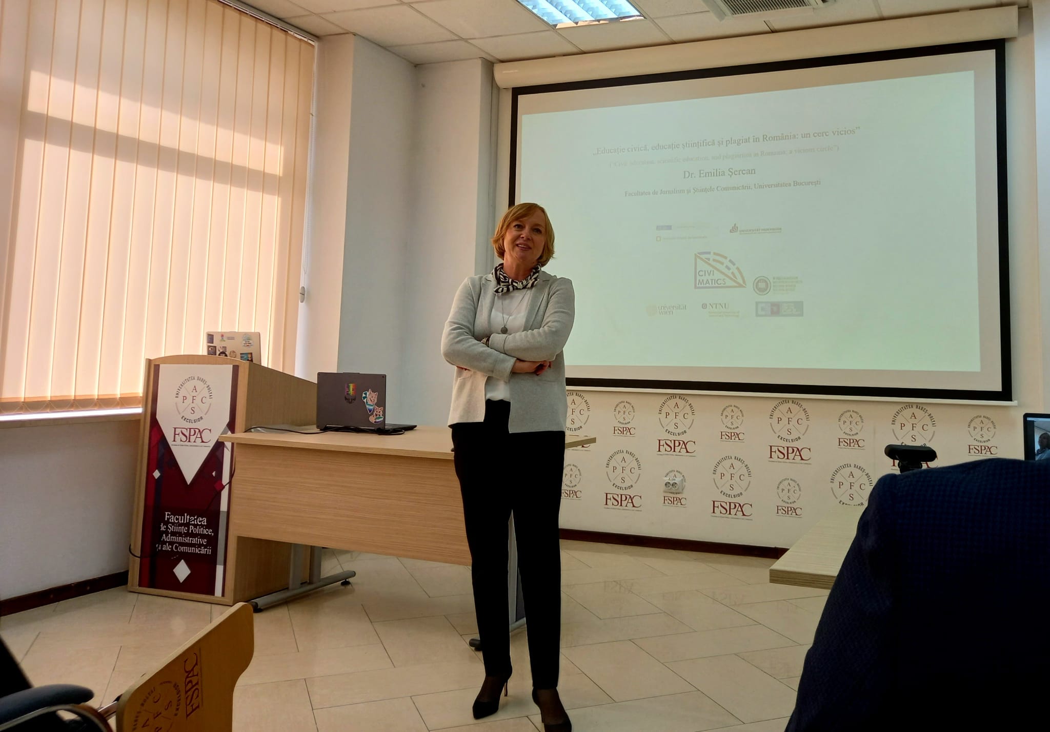 Emilia Șercan îndeamnă tinerii să rămână în țară. FOTO: Monitorul de Cluj