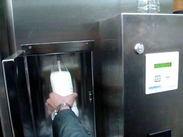 Patru copii au furat sute de lei din aparatele de distribuire a laptelui