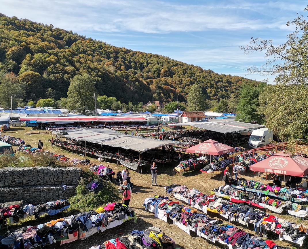 Zeci de mii de persoane din țară și din străinătate sunt așteptate la cunoscutul Târg de la Negreni în acest weekend / Foto: Facebook - Tradiții Clujene