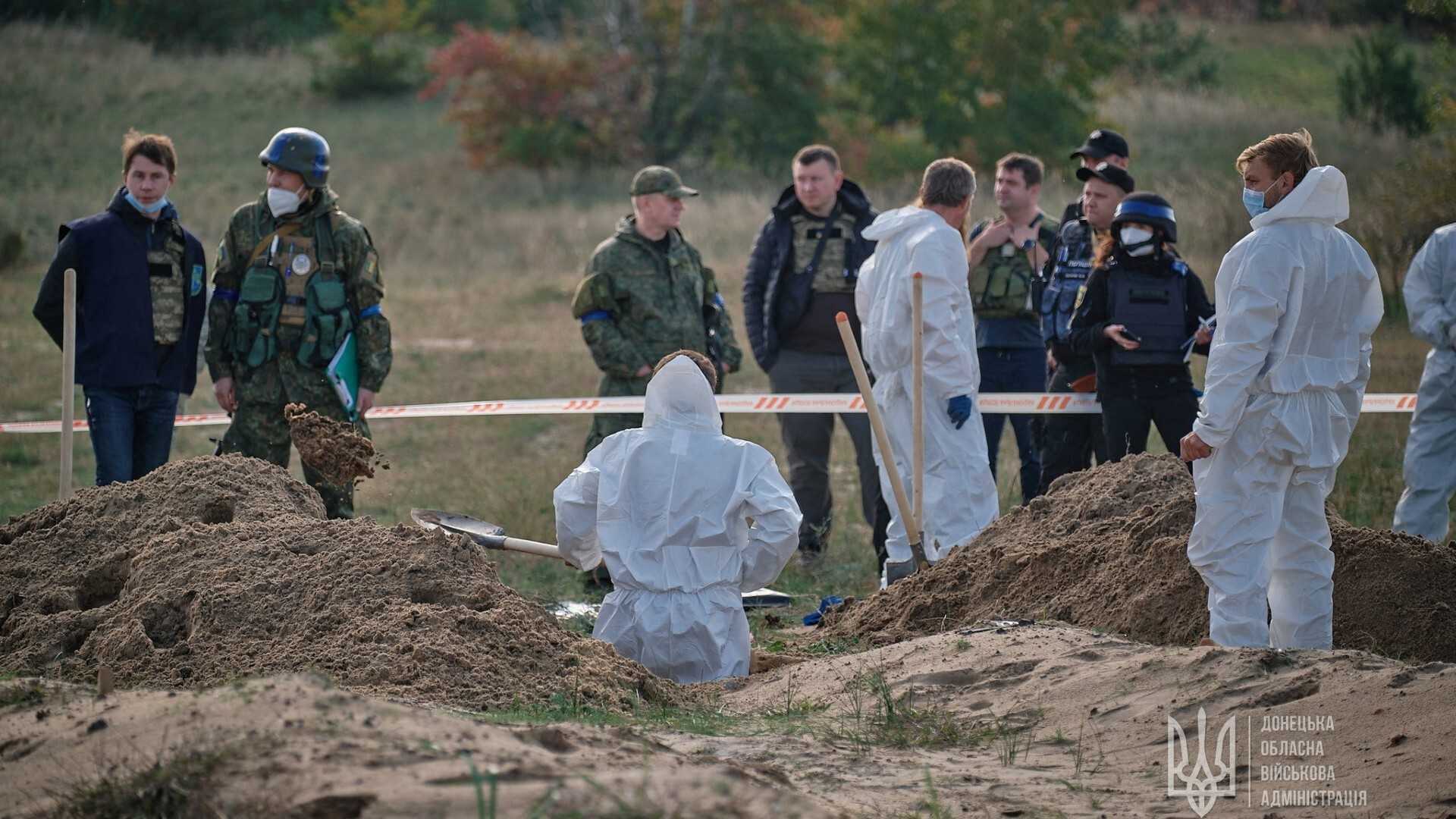 O groapă comună și alte 200 de morminte