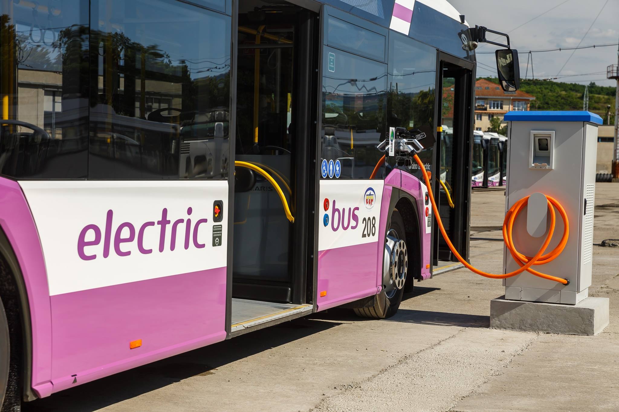 Primăria Cluj-Napoca cumpără încă 40 de autobuze electrice. FOTO: Facebook/ Emil Boc