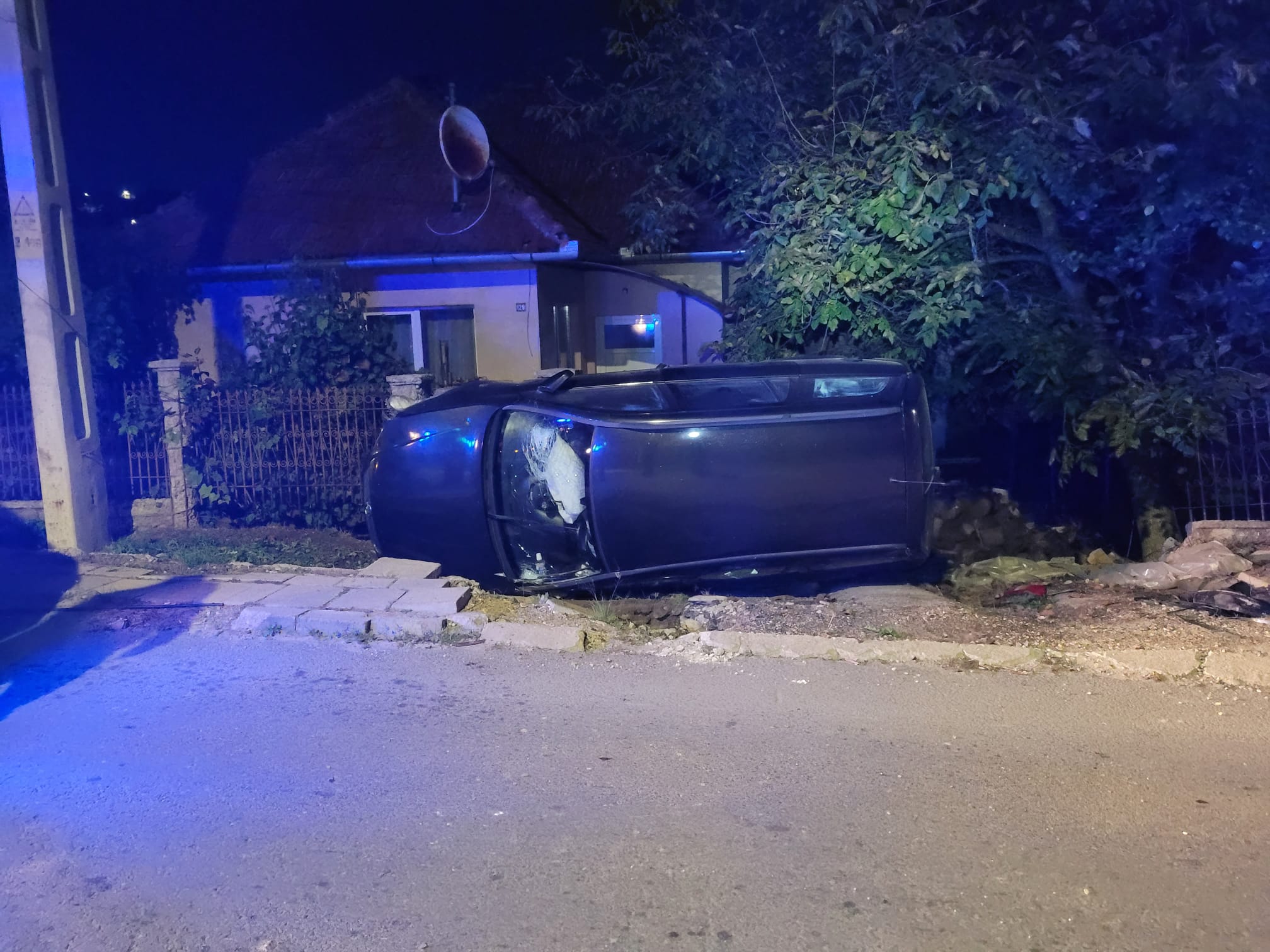 Pompierii clujeni au intervenit noaptea trecută la un accident petrecut în comuna Feleacu. FOTO: ISU Cluj