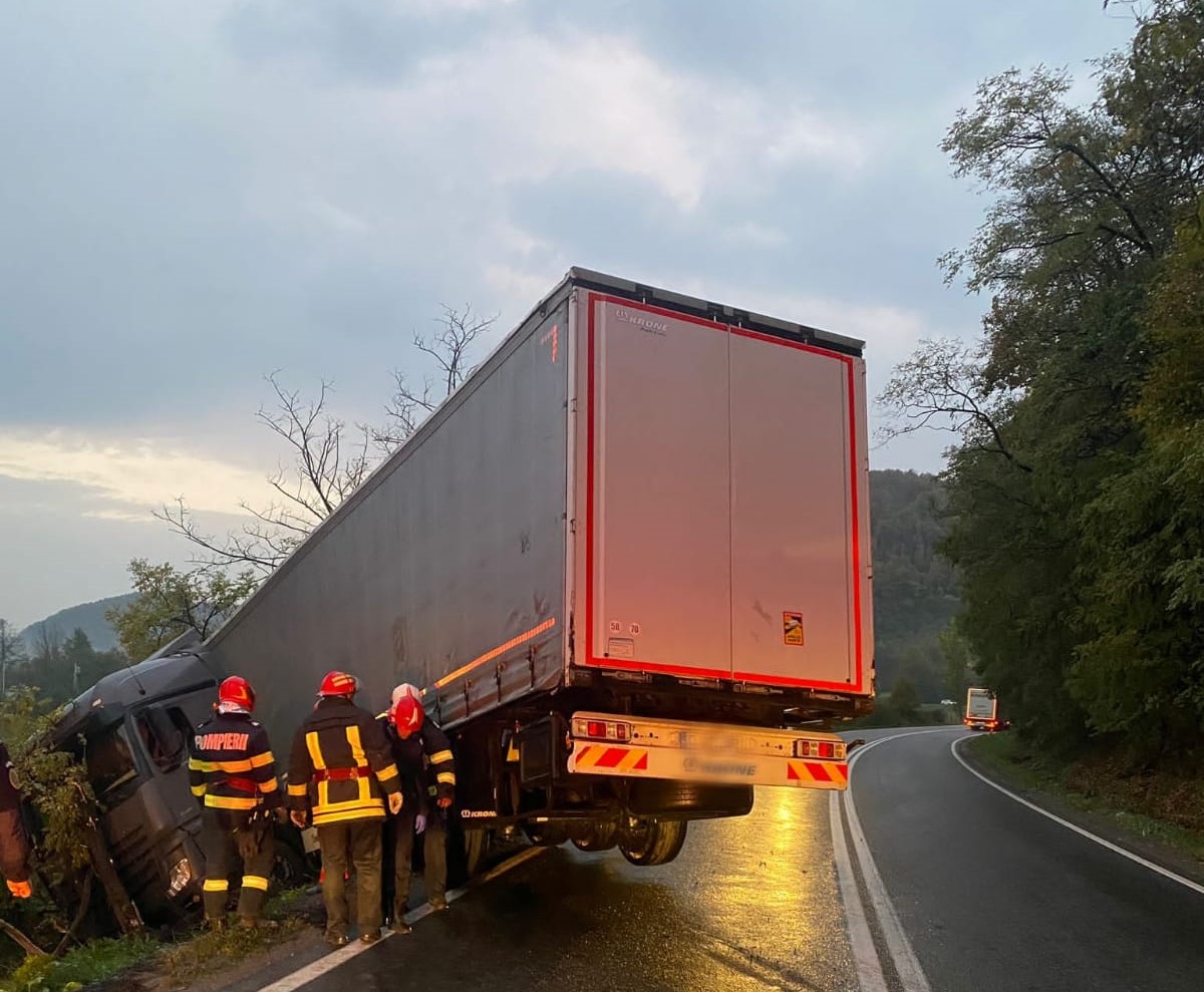 Un șofer a pierdut controlul volanului și a intrat cu TIR-ul în șanț
