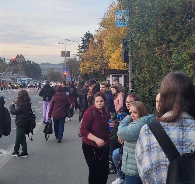 Studenții așteaptă la cozi ORE întregi pentru abonamentele de transport / Foto: Facebook Clujul Civic