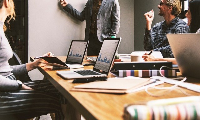 Generațiile Z și Millennials se focusează mai mult pe avere decât sănătate sau timp liber/ FOTO: pixabay.com