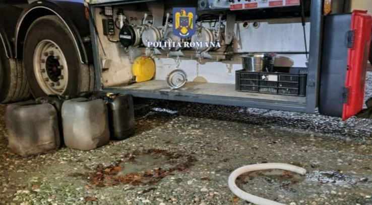 Un şofer profesionist de TIR a fost reţinut de poliţiştii prahoveni după ce a fost prins în timp ce fura din autocisterna pe care o conducea kerosen destinat avioanelor/ Foto: IPJ Prahova