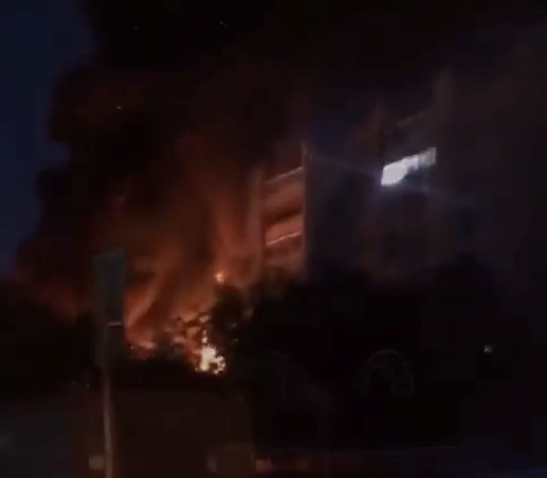 Cel puţin patru persoane au murit şi alte 18 au fost rănite luni în urma prăbuşirii unui avion militar peste un cartier rezidenţial din oraşul Eisk din sudul Rusiei / Foto: captură ecran video Nexta/Twitter