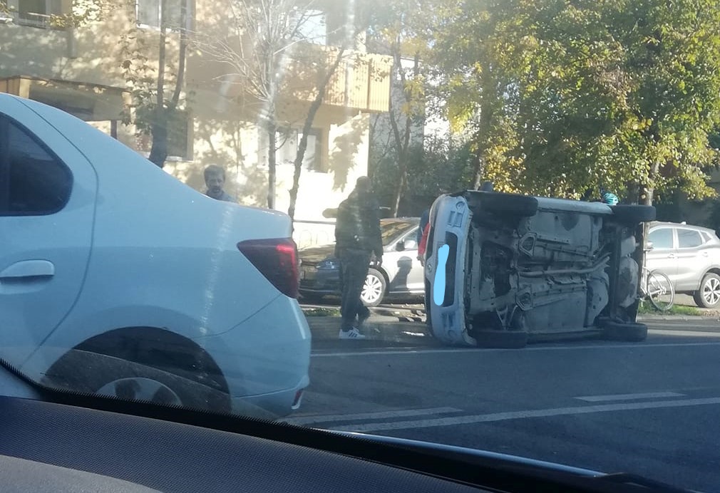 O mașină s-a răsturnat pe partea laterală