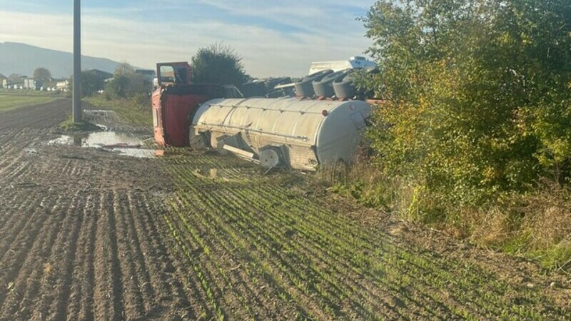 O cisternă încărcată cu vin s-a răsturnat după ce s-a lovit de un tractor